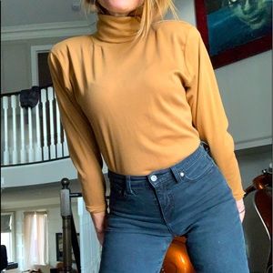 Shoulder pad beauty! Vintage cotton turtleneck -size Small